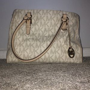 Michael Kors handbag price is FIRM sorry! ❤️